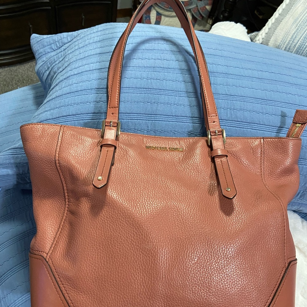 Michael Kors purse - Picture 3 of 13